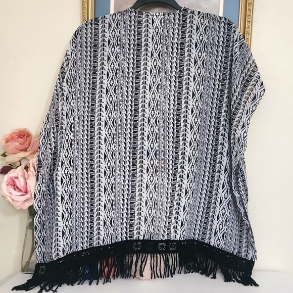 Kimono Fringe detailed Hem size Medium Petite Bohemian Cottagecore Coverup - Picture 8 of 10